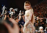 Siêu thảm đỏ LHP Busan 2025: Lisa (BLACKPINK) hóa "tiên hoa" sexy cực chặt chém, Han So Hee mặc xấu hết cứu!