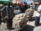 Đồng tiền mất giá, người dân Zimbabwe lâm vào cảnh ‘tiền nhiều để làm gì’