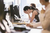 Một bi kịch thầm lặng đang xảy ra với người trung niên: Ở nhà bị con chê lạc hậu, đi làm bị sếp nhắc chậm công nghệ