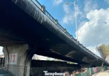 Cận cảnh dầm nhịp và trụ cầu Vĩnh Tuy bị cháy trơ lõi thép