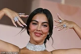 Vợ sắp cưới của Ronaldo khoe nhẫn đính hôn kim cương 79 tỷ, chiếm trọn spotlight giữa thảm đỏ LHP Venice