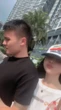 Vợ chồng Quang Hải - Chu Thanh Huyền tình tứ trước xế hộp bạc tỷ, chàng cầu thủ cực ga-lăng với vợ