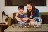 Cha mẹ khôn ngoan dạy con tài chính từ "vỡ lòng": Những bài học tiền bạc theo từng lứa tuổi