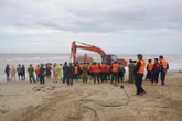 Trục vớt tàu cá gặp nạn ở Quảng Trị để tìm kiếm 9 thuyền viên mất tích
