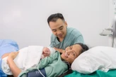 Vợ chồng Hoa hậu H'Hen Niê thức trắng đêm trông con, chắt chiu từng giọt sữa non cho con bú