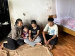 Lốc xoáy ở Ninh Bình: Nhói lòng cảnh 3 con thơ ngơ ngác bên linh cữu mẹ, bố bị thương nặng đang cấp cứu