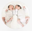 Sam để lộ cận dung mạo nhóc tỳ song sinh, bé được làm 1 việc giống hội con nhà hào môn Vbiz