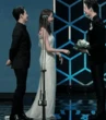 Lee Jong Suk nói gì mà khiến Yoona (SNSD) nở nụ cười “đáng giá ngàn vàng” trên sân khấu lễ trao giải?
