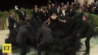“Tiên tử kết màn” quét sạch spotlight Met Gala: Váy khổng lồ cần tận 10 người nâng, trùm cuối quá đỉnh nhưng không phải là Rihanna?