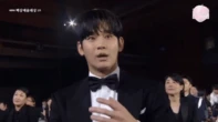 “Phẩm giá quý ông” của Kim Soo Hyun: Cư xử xuất sắc tại Baeksang, đến nhà sản xuất hàng đầu xứ Hàn phải kinh ngạc!