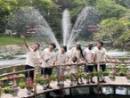 Hoa hậu Thuỳ Tiên cùng team Châu Phi đi chơi công viên, lộ 1 chi tiết rất cưng chiều Lôi Con