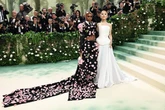 Ariana Grande biến Met Gala thành liveshow cá nhân, khoe nốt cao với loạt hit đình đám