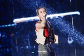 Khoảnh khắc G-Dragon diễn dưới cơn mưa tầm tã tại Việt Nam được chính ekip chụp lại từ cánh gà: Tuyệt đối điện ảnh!