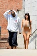 Sự thật trần trụi phía sau những màn hở hang lố lăng gây sốc của vợ Kanye West