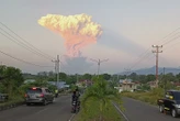 Núi lửa Indonesia phun trào, nhiều chuyến bay bị hủy