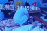 Giáo viên mầm non ngồi đè lên mặt học sinh để “dạy dỗ”, đoạn video từ camera an ninh gây phẫn nộ
