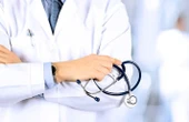Phẫn nộ nam bác sĩ cố tình chẩn bệnh sai cho hàng trăm người khoẻ mạnh, lấy tiền mua siêu xe