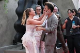 Scarlett Johansson công khai hôn người đàn ông khác ngay trước mặt chồng