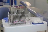 Bác sỹ già mắt kém nhổ răng khôn cho cô gái khâu nhầm lưỡi vào nướu