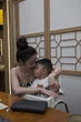 Không nhận ra Chu Thanh Huyền, diện áo cúp ngực quyến rũ, nhan sắc thăng hạng rõ rệt khi đi ăn cùng Quang Hải