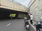 Xe tải biển xanh ngã nhào đè trúng 2 người đi xe máy ở TP Thủ Đức