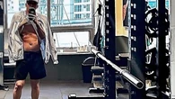 Bờ vai "Thái Bình Dương" của G-Dragon: Là đẹp trời cho hay nhờ tập gym?