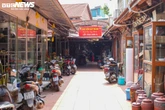 Cả tuần vắng khách mua, nhiều quầy hàng ở làng gốm Bát Tràng khóa cửa, phủ bạt
