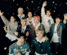 Bức ảnh bầy nhầy của nhóm nam Kpop khiến netizen khiếp sợ, “trung tâm của sự chú ý” là thế này?