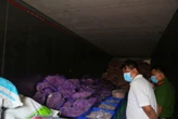 Giật mình hình ảnh hơn 11 tấn chân gà, thịt heo đông lạnh không rõ nguồn gốc