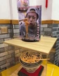 Trưng bày đồ đã dùng của Vương Hạc Đệ để hút khách, quán ăn bị chỉ trích