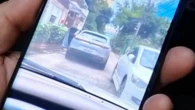 Thấy ô tô của hàng xóm nổ máy từ trưa đến tối, người phụ nữ tới gần thì hoảng hốt, vội báo cảnh sát