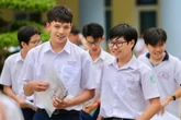 Thi lớp 10: Kết thúc thi môn toán, nhiều thí sinh ở TP HCM bật khóc