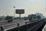 Xe máy chở trái cây va xe thư báo trên cầu Bình Lợi, 1 người tử vong
