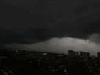 Hà Nội lúc này: Mưa ngập lênh láng nhiều tuyến phố, dân công sở vất vả về nhà giờ tan tầm
