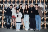 Vợ chồng nam nghệ sĩ Việt đứng cạnh Jisoo (BLACKPINK) khiến netizen phát sốt vì quá trẻ đẹp, soi sang sự nghiệp 600 bài hát còn sốc hơn
