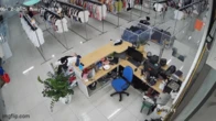 Hai "vị khách lạ" lững thững vào shop quần áo khiến nhân viên đứng hình, hớt hải đuổi vội