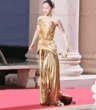 1 nữ diễn viên ngã "bổ nhào" trên thảm đỏ show thời trang, BTC đã dặn nhưng quyết không nghe!