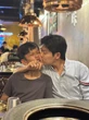 Chẳng mấy khi hot dad Nguyễn Văn Chung thể hiện cảm với con trai đến cỡ này, mà sao biểu cảm của bé Pu lại có vẻ "khó chịu vô cùng"