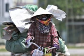 Người lao động chật vật mưu sinh trong nắng gắt