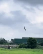 Video bé trai bị diều cuốn bay lơ lửng trên không trung, cư dân mạng thót tim trước cảnh tượng "nghẹt thở"