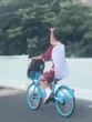 Hành động lạ của nam sinh đi xe đạp khiến cả con đường náo loạn