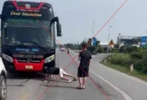 Tạm giữ chủ nhà xe chèn ép, chặn ô tô đối thủ để giành tuyến