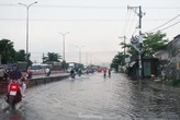 TPHCM mưa như trút gây ngập nặng, xe chết máy hàng loạt
