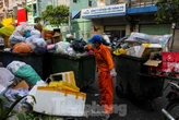 Rối bời ngày đầu 'cân rác tính tiền' ở TPHCM