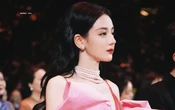 Làn sóng vùi dập Địch Lệ Nhiệt Ba bất ngờ dâng cao: Diễn kém nhất quả đất lại được vinh danh, netizen chê lố lăng vô cùng