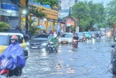 Ảnh: Mưa lớn khiến đường phố Hà Nội ngập sâu ngày cuối tuần, hàng loạt phương tiện chết máy