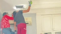 Nghe thấy tiếng động bí ẩn, gia chủ tưởng là chuột nhưng khi trần nhà sụp xuống thì vội gọi cứu hộ