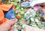 Cửa hàng đóng cửa, hàng hóa không rõ nguồn gốc vứt ngổn ngang ở bờ đường: Việc xác minh làm rõ là cần thiết để đảm bảo quyền lợi cho người dân