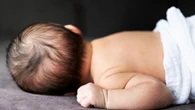 Mải dùng điện thoại, nữ y tá cắt nhầm ngón tay cái của trẻ sơ sinh