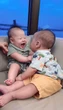Phương Oanh đăng ảnh 2 con, người hâm mộ chú ý đôi tai bé trai: Cực thông minh, sau này giỏi giống bố!